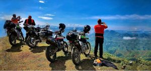 đi chụp ảnh cùng bạn bè