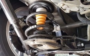 Đầu xe có biểu hiện nhún mạnh khi phanh gấp