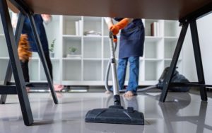 cách chăm sóc bàn làm việc chân sắt