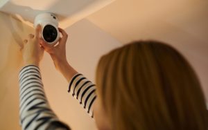 Cố định chân đế và gắn camera