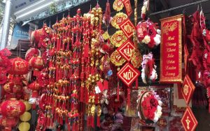 Nhập sỉ đồ trang trí Tết qua dịch vụ trung gian